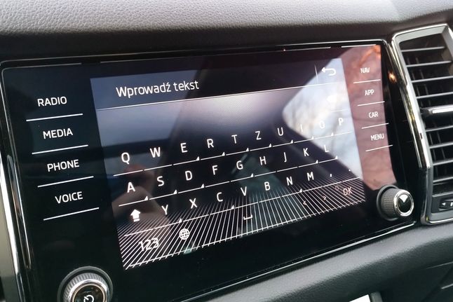 Wirtualna klawiatura QWERTY w samochodzie sprawdza się tylko na postojach.