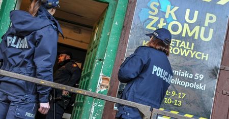 Weszli do skupu złomu we Wrocławiu. Posypały się mandaty