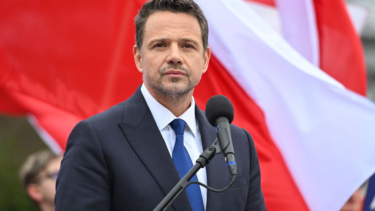 Biała Podlaska, 15.04.2025. Wybory Prezydenta RP 2025 - kampania. Kandydat KO, prezydent Warszawy Rafał Trzaskowski podczas spotkania z wyborcami na placu Wolności w Białej Podlaskiej, 15 bm. (jm) PAP/Wojtek Jargiło