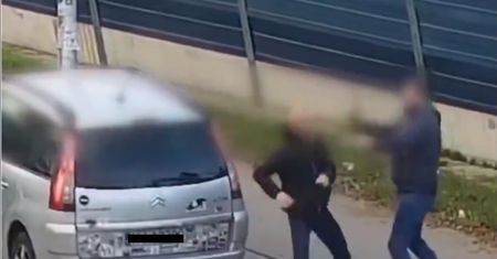 Wysiedli z samochodów i zaczęli się bić. "Jak ’walka’w Simsach"