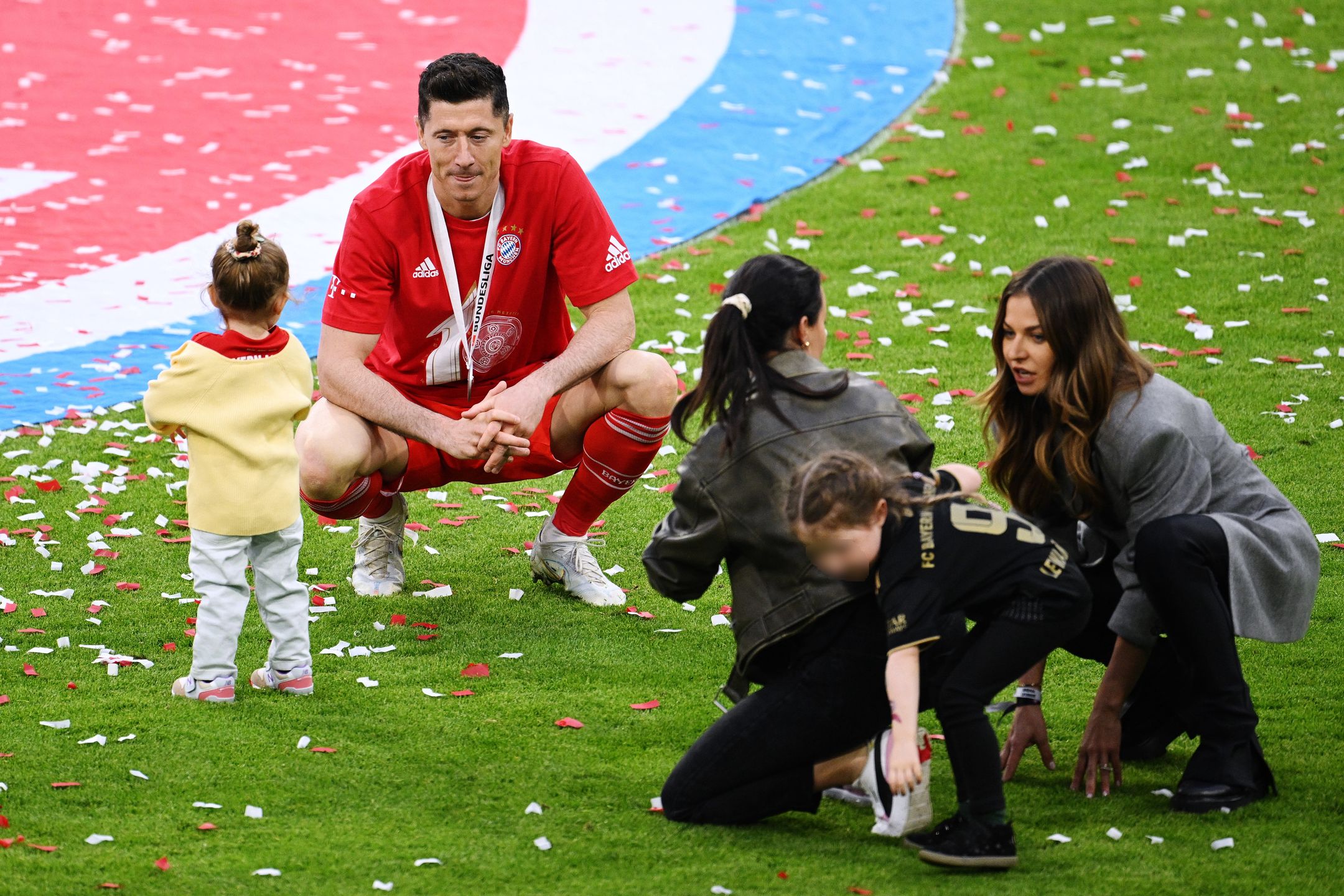 Robert Lewandowski świętuje nowy tytuł wraz z Anią i córkami. Uroczo? 