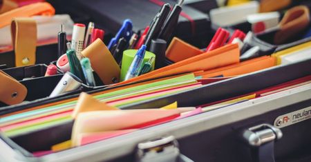 Zbliża się koniec wakacji. ZUS przypomina o wyprawce szkolnej. 300 złotych przysługuje na każde uczące się dziecko.
