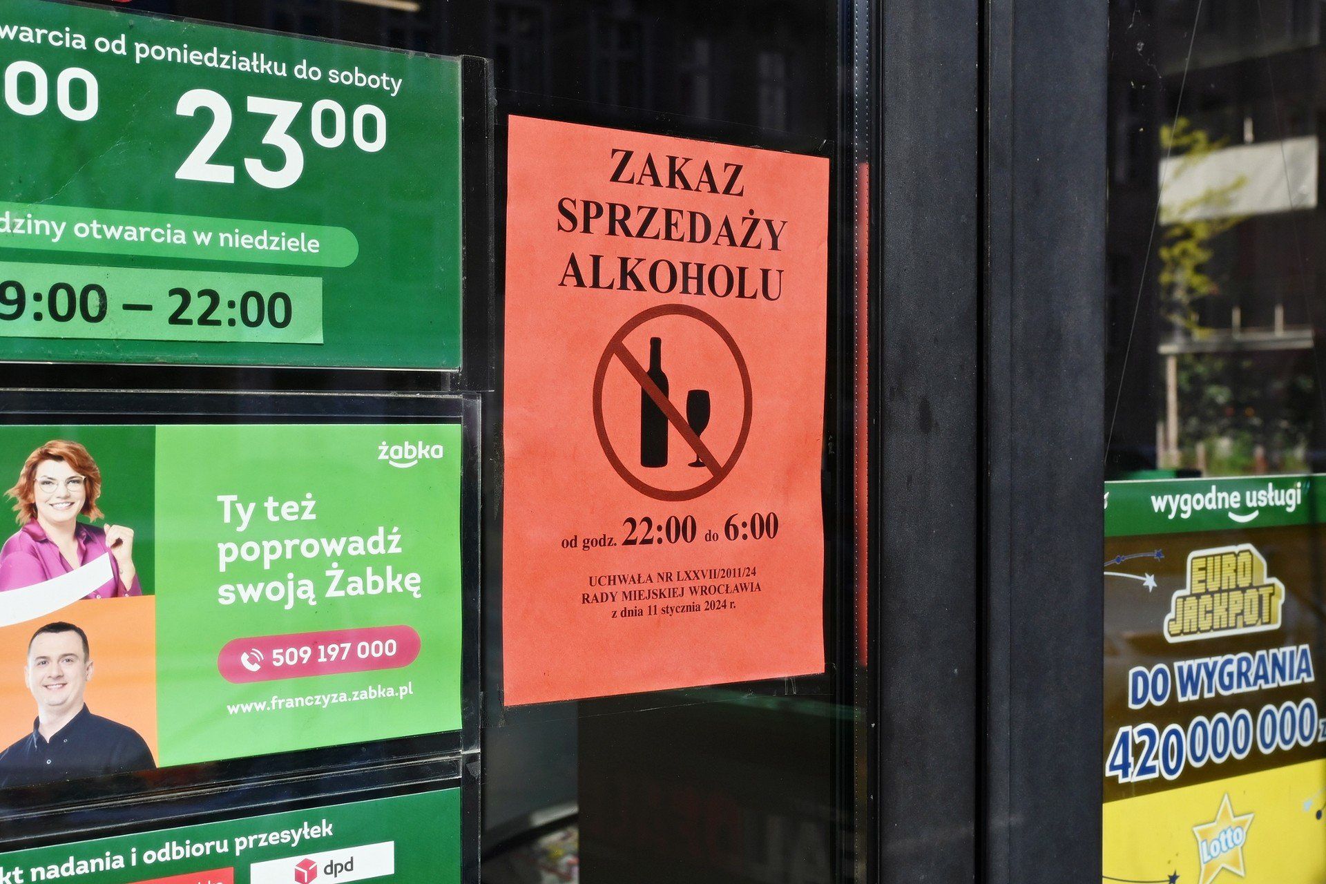 Nocna sprzeda alkoholu kwitnie we Wrocawiu mimo zakazujcej ustawy, niektóre sklepy wymyliy sposób na obejcie zakazu.