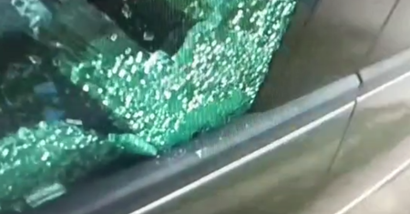 Policjant wybił szybę w aucie. Uratował roczne dziecko