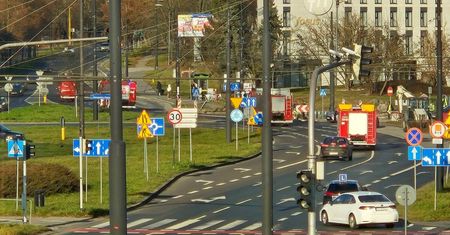 Uszkodzona rura z gazem na budowie koło Lublina. Na miejscu są już strażacy, w tym grupa ratownictwa chemiczno-ekologicznego