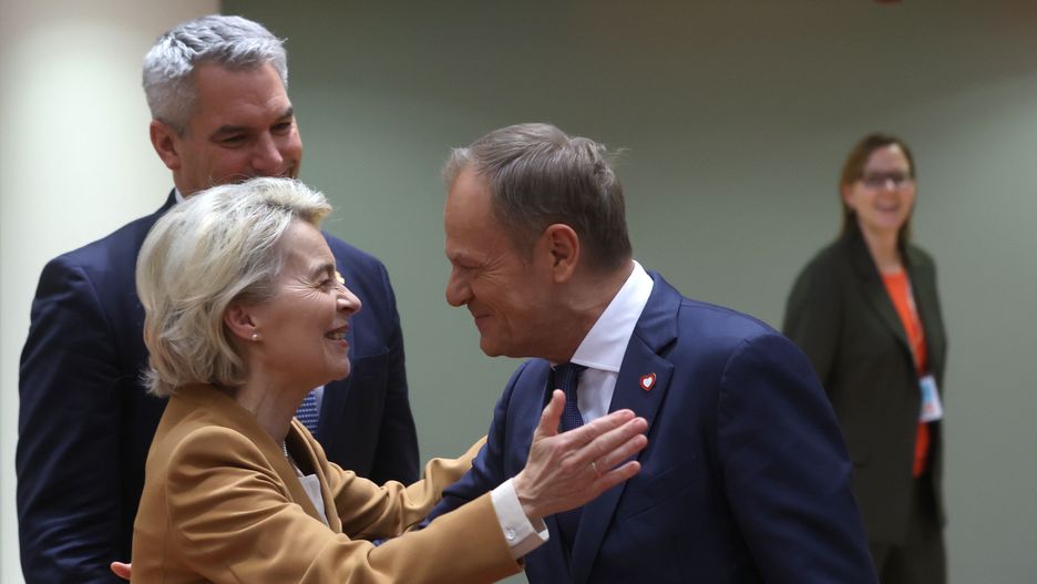 EU-Western Balkans Summit in Brussels
epa11027079 (L-R) European Commission President Ursula von der Leyen and Prime Minister of Poland Donald Tusk chat prior to the EU-Western Balkans Summit in Brussels, Belgium, 13 December 2023. EU and Western Balkans leaders are meeting in Brussels to discuss strengthening regional cooperation and partnerships, as well as pursuing economic convergence with the EU.  EPA/OLIVIER HOSLET 
Dostawca: PAP/EPA.
OLIVIER HOSLET