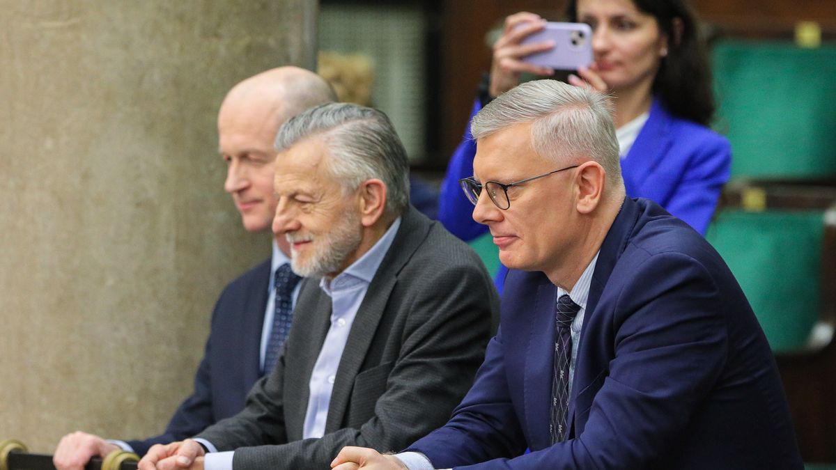 Warszawa, 29.11.2023. Szef Państwowej Komisji ds. badania wpływów rosyjskich Sławomir Cenckiewicz (P) oraz członek komisji Andrzej Zybertowicz (C) na sali obrad Sejmu w Warszawie, 29 bm. Sejm ma zająć się odwołaniem członków Państwowej Komisji do spraw badania wpływów rosyjskich na bezpieczeństwo wewnętrzne Rzeczypospolitej Polskiej w latach 2007-2022. Zgodnie z ustawą powołującą komisję, jej członków powołuje i odwołuje Sejm. (jm) PAP/Paweł Supernak