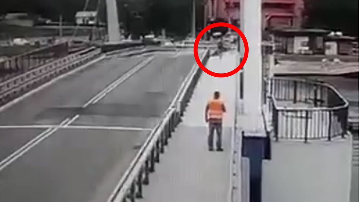 Biegacz przeskoczył na drugie przęsło mostu