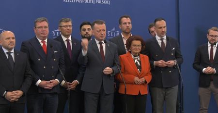 Skoczyli sobie do oczu na konferencji. Musiał uspokajać Błaszczak