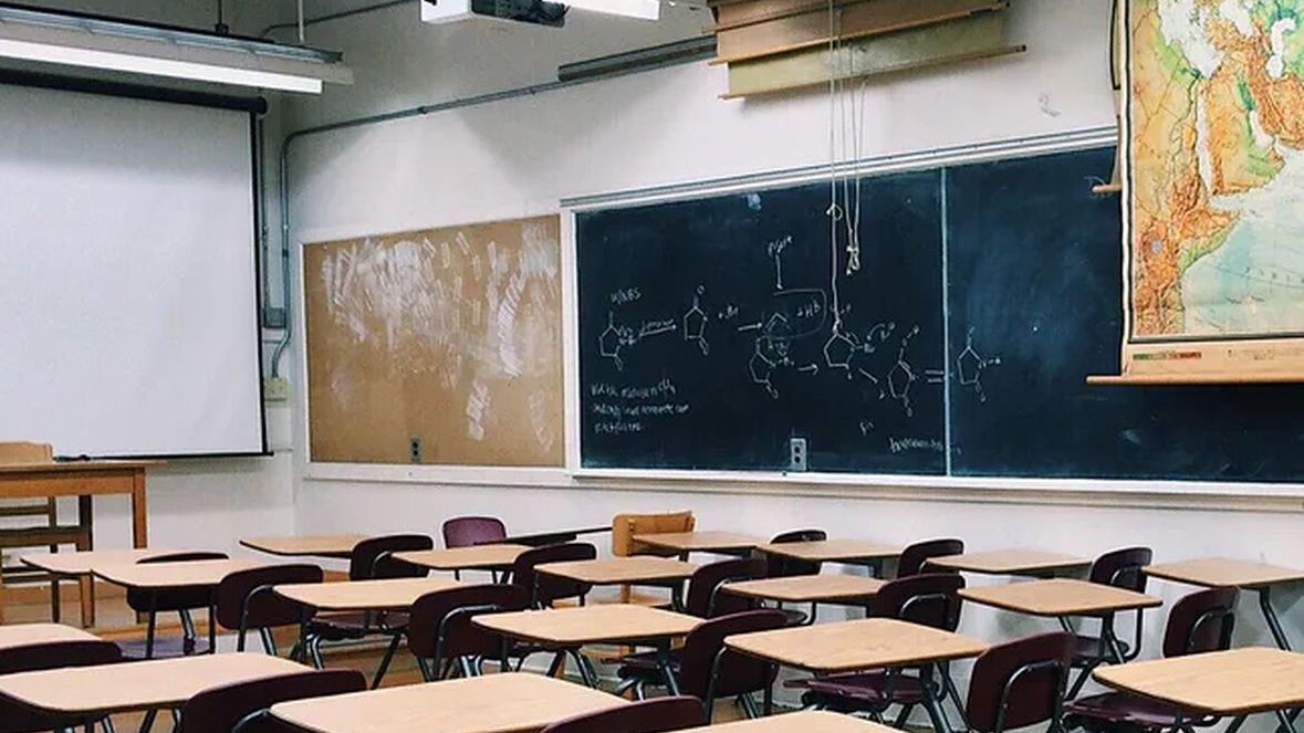 Pusta klasa w szkole