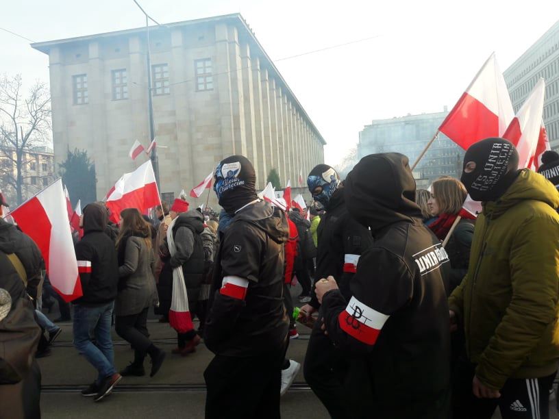 Uczestnicy Marszu Niepodległości wyruszyli z warszawskiego Ronda Dmowskiego 