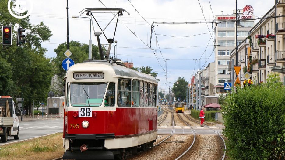 Warszawa. Tramwaj typu 13N na linii 36