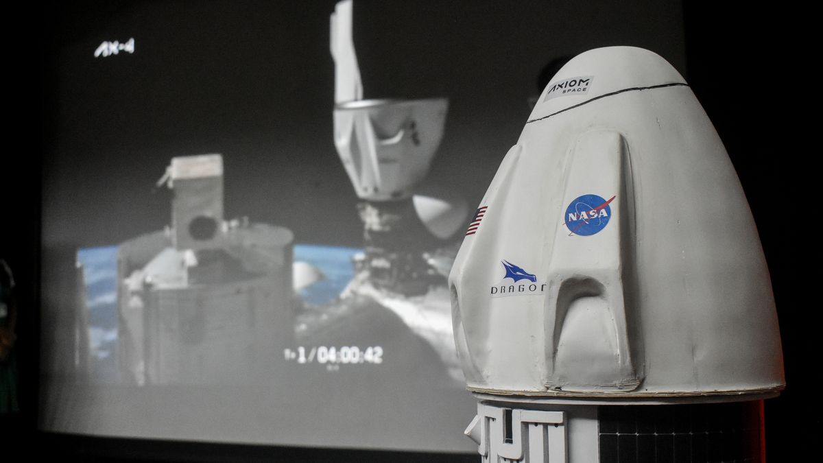 Students from various schools witness a live broadcast session at a museum in Kolkata, India, on June 26, 2025, of the docking of the Dragon spacecraft at the ISS, which is part of the AXIOM 4 mission of SpaceX and NASA. Aboard the spacecraft are Indian Air Force Group Captain Subhansu Shukla, USA astronaut Peggy Whitson, Slawosz Uzanski-Wisniewski of Poland, and Tibor Kapu of Hungary. (Photo by Debarchan Chatterjee/NurPhoto via Getty Images)