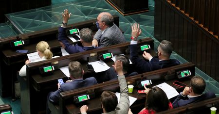 Sejm zagłosował. Posłowie PiS pozostają na stanowiskach