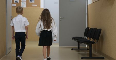 Wykrywacze metalu w szkołach. Polacy zabrali głos w sondażu