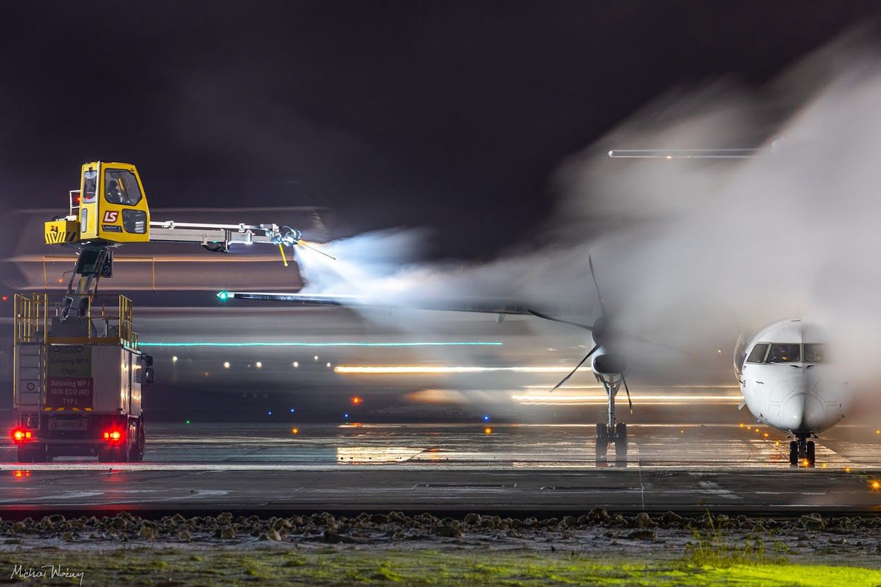 Odladzanie samolotu w przypadku maszyn turbośmigłowych wykonywane jest przy wyłączonych silnikach. W przypadku odrzutowców silniki mogą pracować w trakcie procesu. 