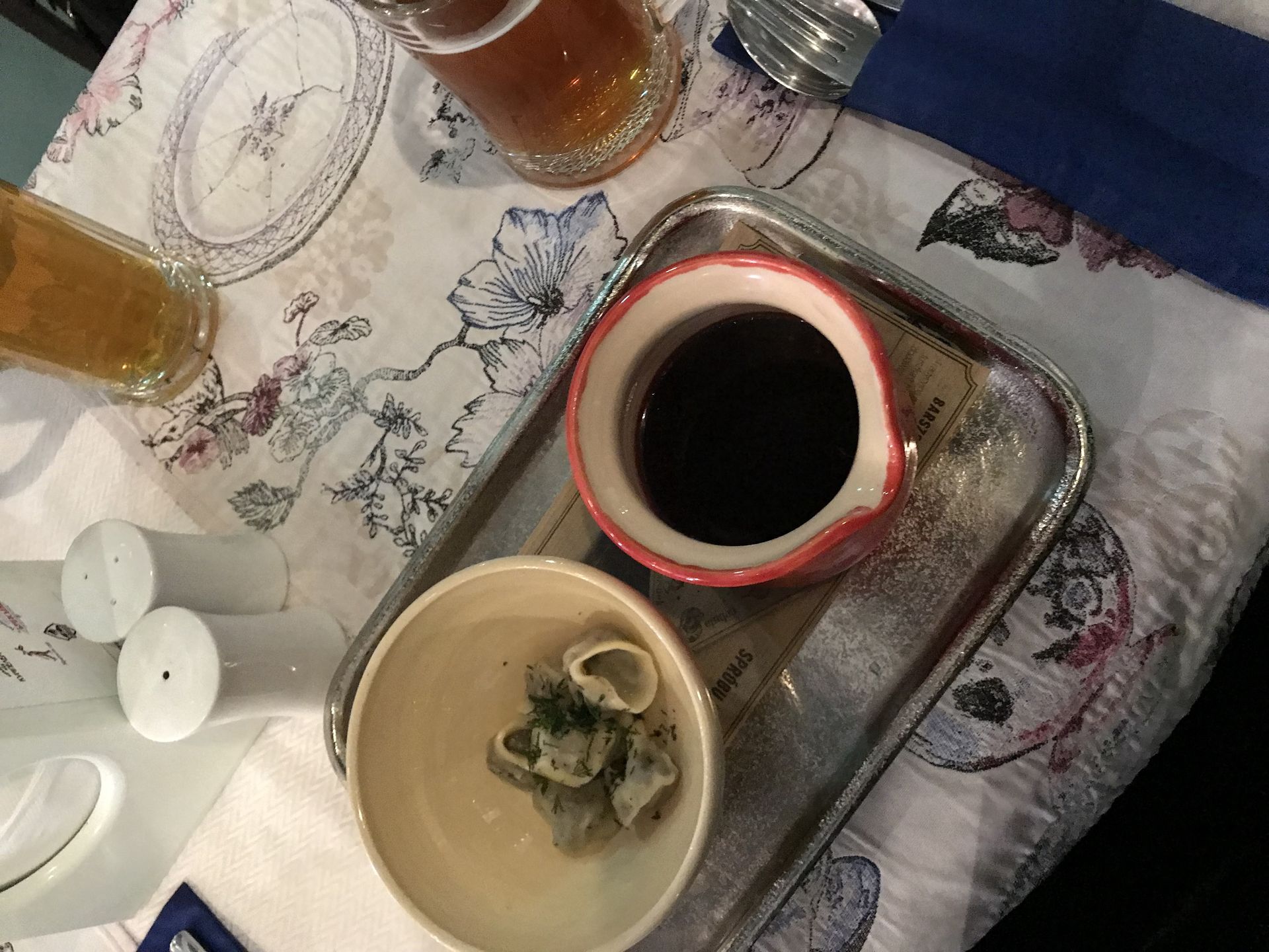 Barszcz czerwony serwowany z kołdunami