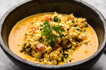 Kruszę i posypuję nim zupę. Kalafiora smakuje jak z najlepszej restauracji