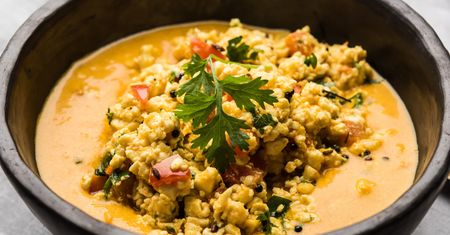 Kruszę i posypuję nim zupę. Kalafiora smakuje jak z najlepszej restauracji