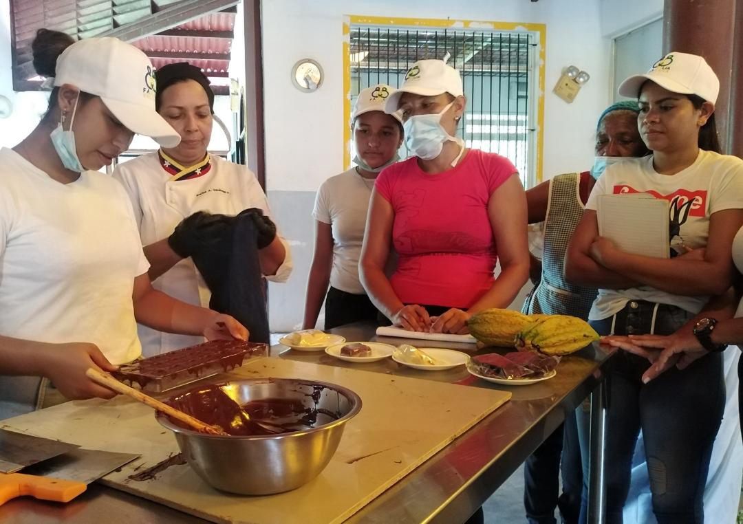 Wenezuelskie kobiety przy produkcji czekolady