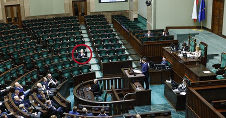 "Ostał się jeden". To zdjęcie z Sejmu mówi wszystko