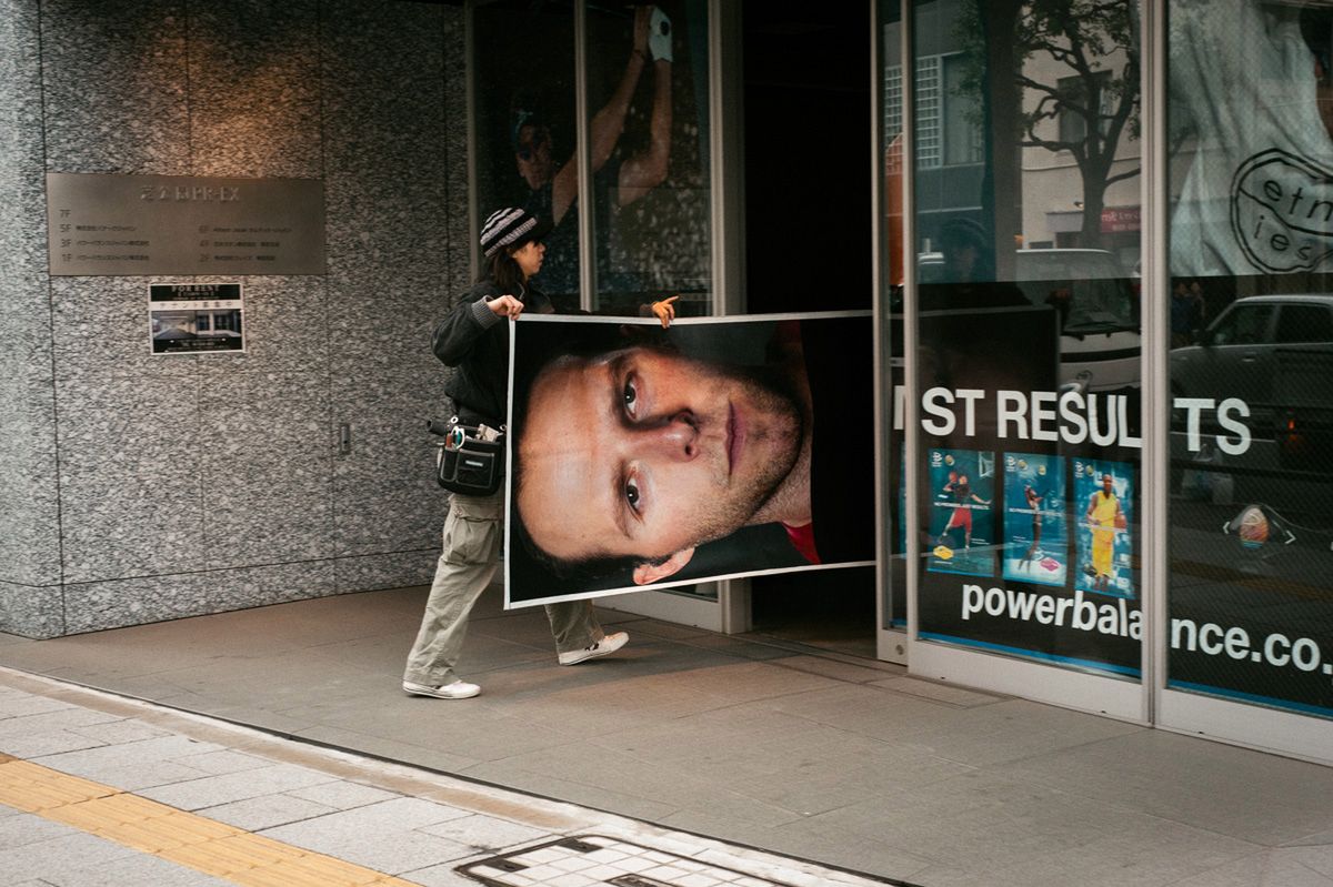 Shin Noguch jest uznanym fotografem pochodzącym z Tokio w Japonii. Swoją fotografię uliczną opisuje jako próbę uchwycenia niecodziennych chwil poruszenia, piękna oraz człowieczeństwa, podczas codziennego, rutynowego życia. Fotograf ma dyskretne, subtelne i poetyckie podejście do kultury oraz społeczeństwa Japonii.