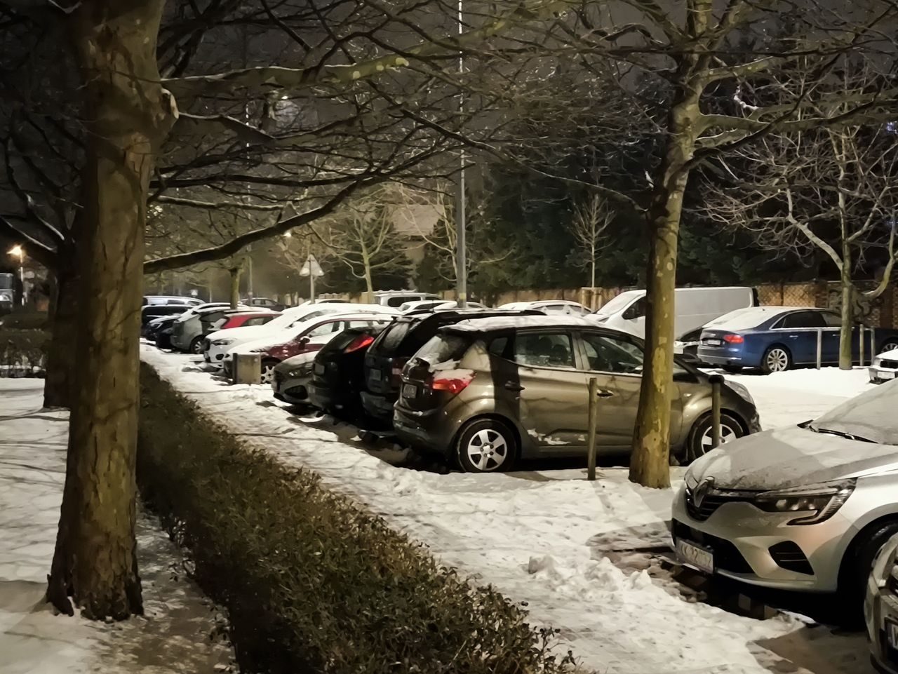 Fotografie nocne - po lewej tryb Zdjęcie, po prawej tryb Nocny (oprogramowanie domyslnie aktywuje auto tryb nocny w trybie Zdjęcie i warto tego ustawienia nie zmieniać). Tryb Nocny w wielu sytuacjach znacząco poprawia szczegółowość fotografii.