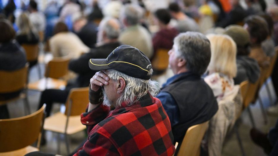 Mieszkańcy Brienz-Brinzauls biorą udział w spotkaniu informacyjnym na temat zbliżającej się ewakuacji ich wioski, w Tiefencastel, Szwajcaria, wtorek 9 maja 2023 r