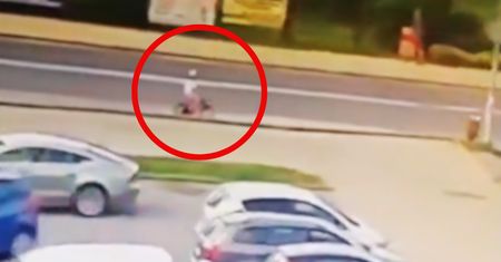 Poszedł z tatą na rower, nagle zniknął. 7-latek odjechał obejrzeć auta