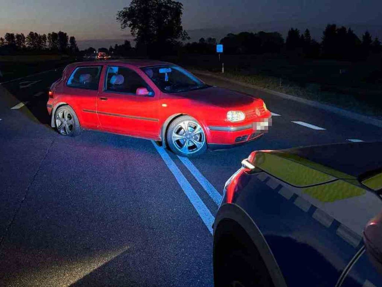 Był tak pijany, że odcięło mu świadomość na środku drogi. Gdy się ocknął, zaatakował policjantów