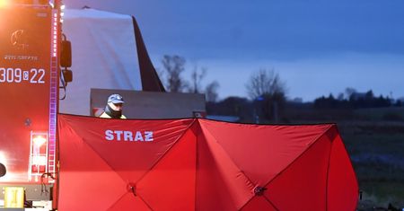 Tragedia na Mazowszu. Kobietę potrąciły dwa auta. Jednym z nich jechali policjanci