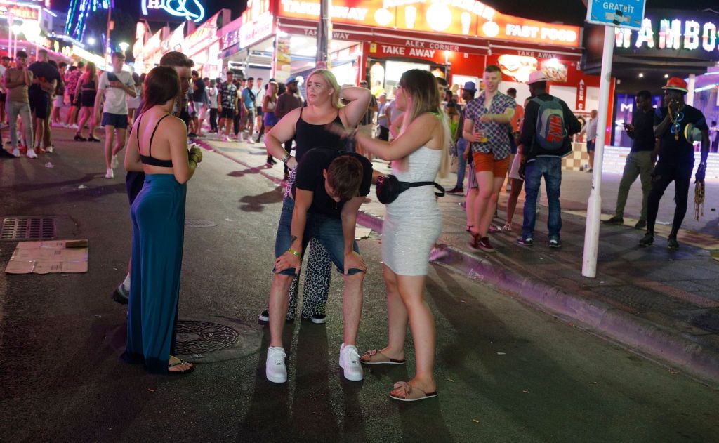 Magaluf w sezonie pełne jest młodych imprezowiczów