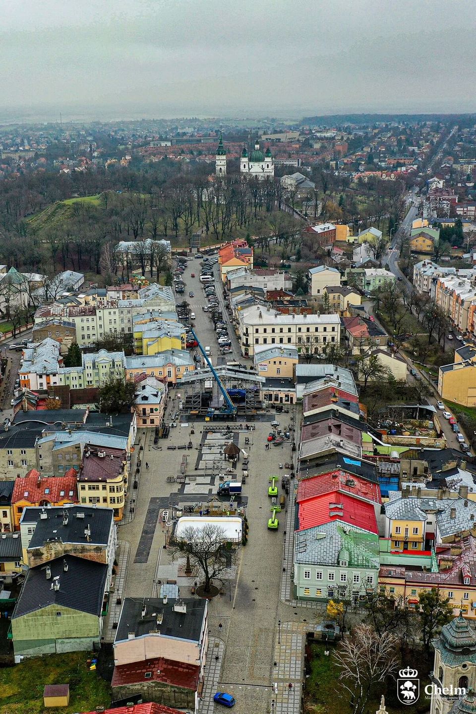 Montaż sceny na Placu Łuczkowskiego w Chełmie