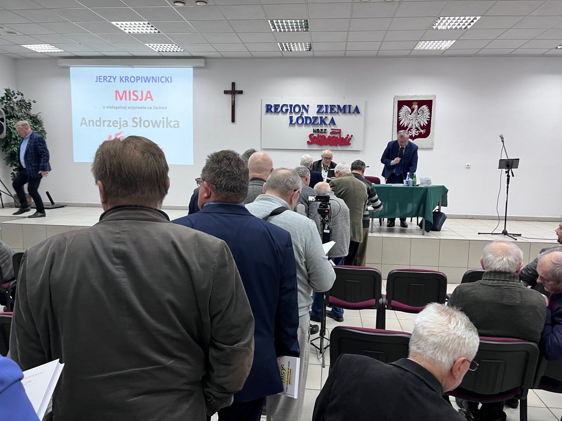 Jerzy Kropiwnicki podpisuje swoją nową książkę