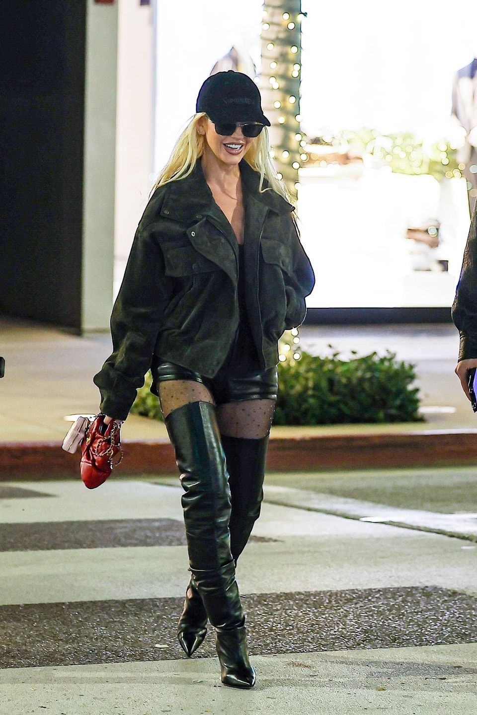 Christina Aguilera w kozakach snuje się po centrum handlowym