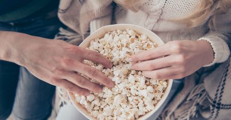 Popcorn - ile ma kalorii? Popularna przekąska pod lupą