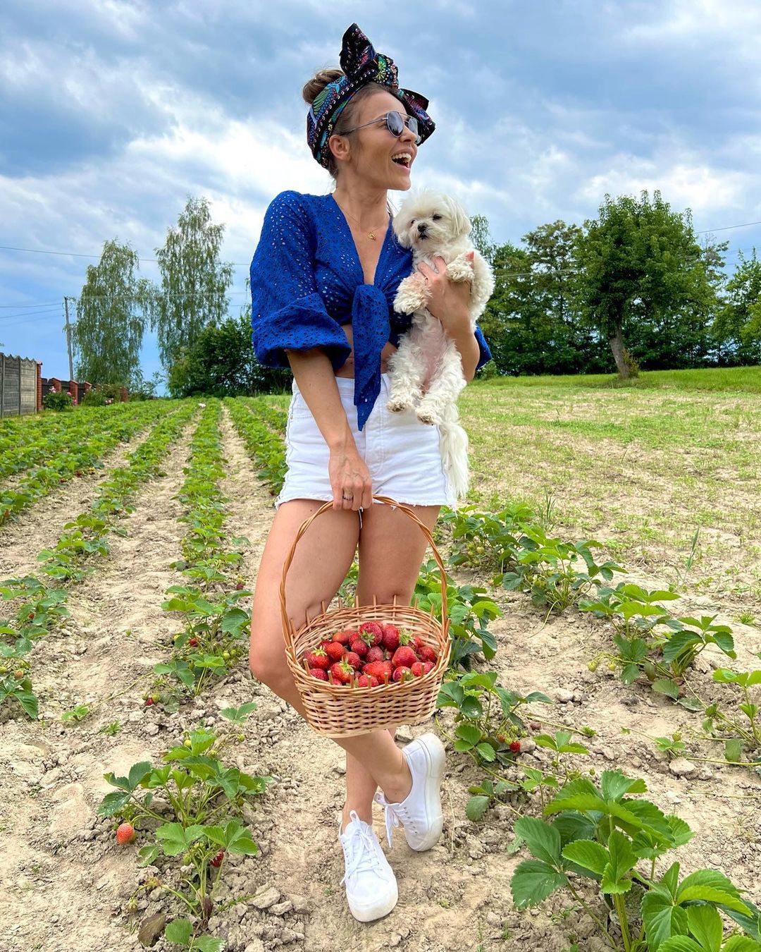 Edyta Herbuś w szortach, ażurowej bluzce i z turbanem na głowie