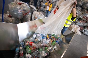 Więźniowie liczą butelki. Tego nie wiedziałeś o systemie kaucyjnym