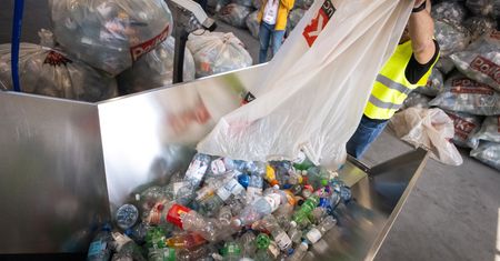 Więźniowie liczą butelki. Tego nie wiedziałeś o systemie kaucyjnym