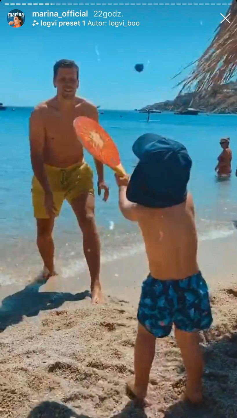 Liam Szczęsny gra w tenisa