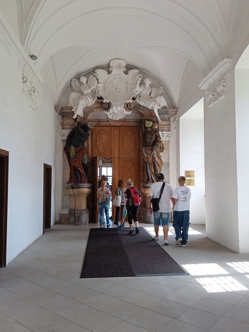 Wspaniałe malowidła oraz rzeźby na ścianach robią wrażenie m.in. z powodu swoich rozmiarów