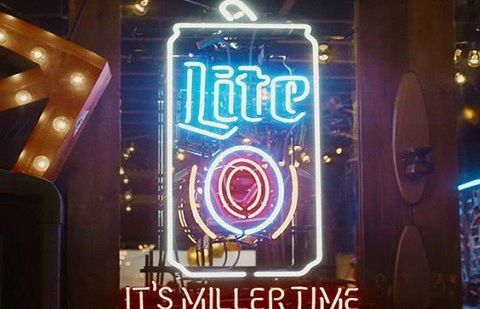 Przyjaciele lepsi niż followersi w reklamie piwa Miller Lite (wideo)