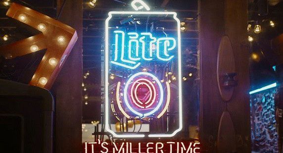 Przyjaciele lepsi niż followersi w reklamie piwa Miller Lite (wideo)