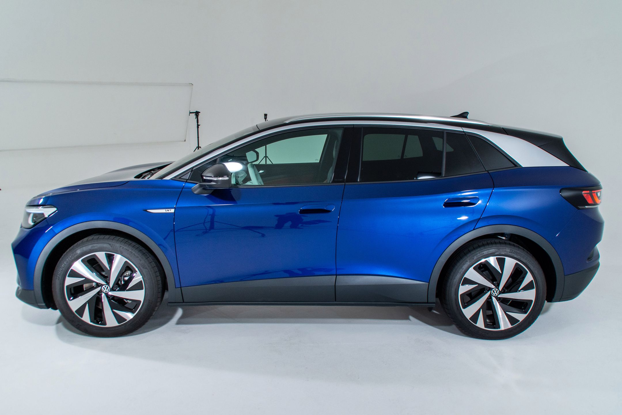 Volkswagen ID.4 nie wyprze się pokrewieństwa ze Skodą Enyaq