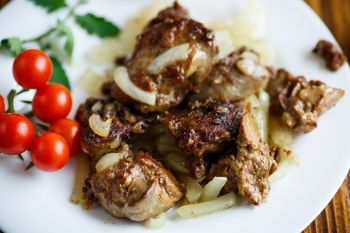 Nigdy więcej gorzkiej i twardej wątróbki. Wystarczy wymoczyć ją w tym napoju zamiast mleka