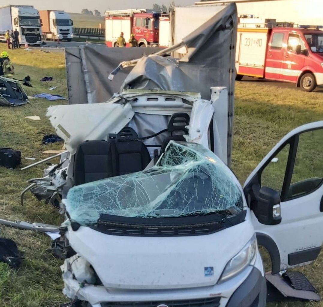 Pomorskie. Wypadek na autostradzie. Kierowca uderzył w ciężarówkę na pasie awaryjnym