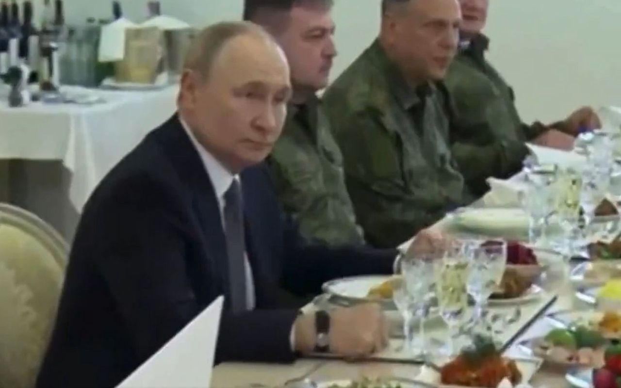 Nagranie z urodzin Putina. Tylko spójrzcie na jego talerz