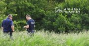 Zwłoki mężczyzny w rzece pod Warszawą. Na miejscu pracuje policja pod nadzorem prokuratora