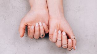 Paznokcie z efektem lustra hitem lata 2025! Nowocześnie, elegancko i gustownie. Ten manicure doda blasku każdej stylizacji