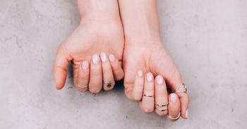 Paznokcie z efektem lustra hitem lata 2025! Nowocześnie, elegancko i gustownie. Ten manicure doda blasku każdej stylizacji